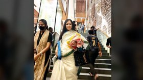 আড়ং থেকে কাপড় কিনে ক্ষোভে হাতে করেই নিয়ে গেলেন রুমিন ফারহানা