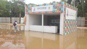 বইমেলায় জলাবদ্ধতা, ঝড়-বৃষ্টিতে ভিজেছে বই (ফটো স্টোরি)