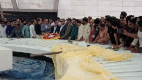 জিয়াউর রহমান ও খালেদা জিয়ার কবরে নবনিযুক্ত পাঁচ সিটি প্রশাসকের শ্রদ্ধা