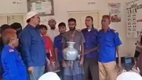 মাকে মারধর করা ছেলের গলায় পানিভর্তি কলসি ঝুলিয়ে ঘোরালেন চেয়ারম্যান