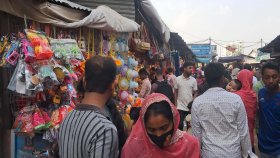 সাধ ও সাধ্যের মধ্যে ফুটপাতে ঈদের কেনাকাটা