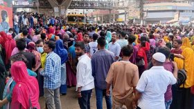 বেতন দেওয়ার দিন কারখানায় তালা দিয়ে পালালেন মালিক, শ্রমিকদের বিক্ষোভ