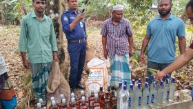 স্থানীয়রা উদ্ধার করলো ৪২ বোতল মদ, পুলিশ বলছে ২৫ বোতল