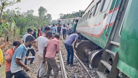 তিন স্টেশনে আটকা ৫ ট্রেন, লাইনচ্যুত ট্রেনটি উদ্ধারে রাত ২টা বাজতে পারে