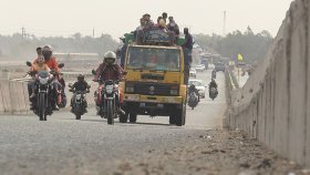 ৫০০ টাকার বাস ভাড়া ৮০০, জীবনের ঝুঁকি নিয়ে মালবাহী ট্রাকে ঈদযাত্রা