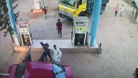 জ্বালানি তেল না পেয়ে পাম্পে অস্ত্র উঁচিয়ে তাণ্ডব, ইটভাটার মালিক আটক