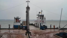 ফাঁকা ফেরিঘাট, যাত্রীর দেখা নেই