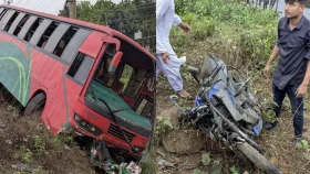তিনটি গাড়িকে ধাক্কা দিয়ে উল্টে গেলো বাস, নিহত ২