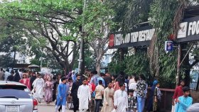 ঈদের দিন হাতিরঝিলে মানুষের ঢল
