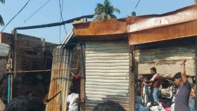 লক্ষ্মীপুরে আগুনে পুড়ে গেছে ৭ দোকান 