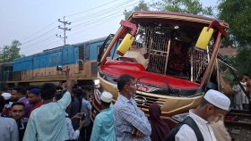 ‘কিছু বুঝে ওঠার আগেই বাসের ভেতরটি দুমড়েমুচড়ে যায়’