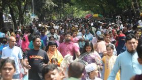 ছুটির আমেজে বিনোদনকেন্দ্রে আনন্দের খোঁজ