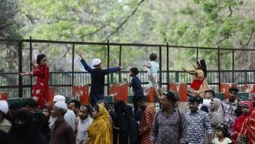 ঈদের তৃতীয় দিনে জাতীয় চিড়িয়াখানায় মানুষের ঢল