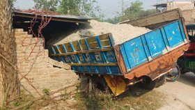 ইজিবাইককে চাপা দিয়ে ঘরে ঢুকে পড়লো ট্রাক, নিহত ৩