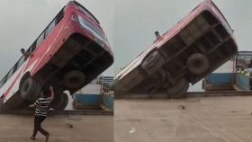৪০ যাত্রী নিয়ে নদীতে বাস, ২ ঘণ্টায়ও উদ্ধারকাজ শুরু হয়নি