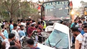 প্রাইভেটকারে বাসের ধাক্কা, এক পরিবারের চার জনসহ নিহত ৫