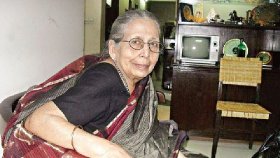 মারা গেলেন ‘মুখ ও মুখোশ’ গায়িকা