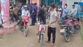 মোটরসাইকেলের ট্যাংকি সাইকেলে লাগিয়ে পাম্পে এসে তেল নিলেন যুবক