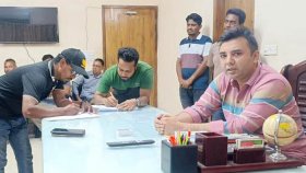 ভিডিও করায় দুই সাংবাদিককে হাতকড়া পরিয়ে থানায় নিলেন এসিল্যান্ড