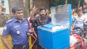 মোটরসাইকেলের পেছনের বাক্সে মিললো ৫০ লিটার তেল
