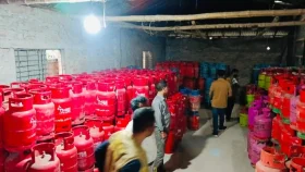 নির্ধারিত দামে মিলছে না এলপিজি, আবারও ‘দাম বাড়াতে’ শুনানি