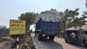 ধসে পড়ার ঝুঁকিতে হাতিয়ার একমাত্র সেতু, আতঙ্কে স্থানীয়রা