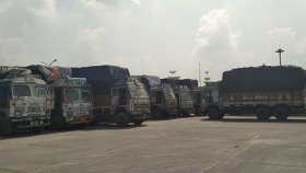 বেনাপোল বন্দরে ট্রাকে পণ্য ওঠানো-নামানো বন্ধ