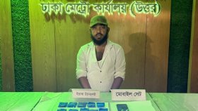 রাজধানীতে যাত্রীবাহী বাস থেকে ইয়াবা কারবারি আটক