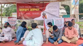 গণভোটের রায় বাস্তবায়নের দাবিতে তিন শিক্ষার্থীর অনশন