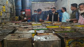 র‌্যাবের অভিযানে মজুত করা দেড় লাখ লিটার ভোজ্যতেল জব্দ 