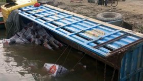 ফেরিতে ওঠার সময় নদীতে ট্রাক, নিহত ১