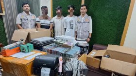 বিপুল পরিমাণে মোবাইল, এর যন্ত্রাংশ ও টাকাসহ গ্রেফতার ৩