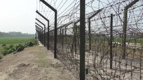 সীমান্তে দুই বাংলাদেশিকে আটক করলো বিএসএফ