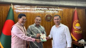 বিএনপির নির্বাচনি প্রতিশ্রুতির ৮টি ফ্ল্যাগশিপ কর্মসূচির বুকলেট কপি প্রধানমন্ত্রীকে হস্তান্তর