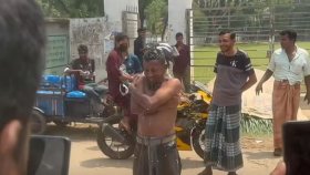 দুধ দিয়ে গোসল করে অনলাইনে জুয়া খেলা ছাড়ার ঘোষণা দিলেন যুবক