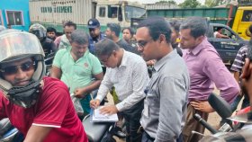 পাম্পে তেল নিতে এসে জরিমানা গুনলেন তিন মোটরসাইকেল চালক
