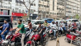 ‘১০ বছর মোটরসাইকেল চালাই, তেলের জন্য এত কষ্ট জীবনেও করতে হয়নি’  