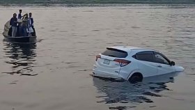 ফেরি থেকে পড়ে নদীতে ডুবলো প্রাইভেটকার, অল্পের জন্য বাঁচলেন চালক