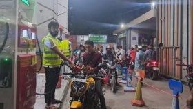 ১১ ঘণ্টা পর তেল পেয়ে ইকবালের অনুভূতি ‘ঈদযাত্রার মতো’ 