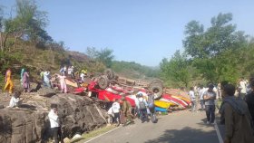 জম্মু ও কাশ্মীরে বাস খাদে পড়ে নিহত ১৫