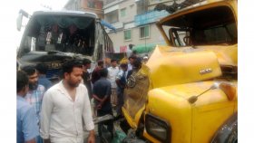 ট্রাকের সঙ্গে সংঘর্ষে প্রাণ গেলো বাসের চালক ও হেলপারের