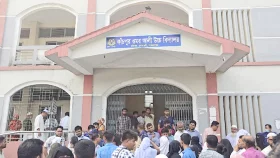 এসএসসি পরীক্ষায় গত বছরের প্রশ্নপত্র, দেড় ঘণ্টা পর দেওয়া হলো নতুন প্রশ্ন 