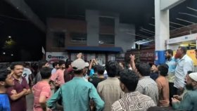 জাবির বাসচালককে মারধর, তেল পাম্পে এসে শিক্ষার্থীদের বিক্ষোভ