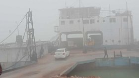 দৌলতদিয়া-পাটুরিয়ায় ফেরি চলাচল বন্ধ