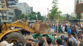 উচ্ছেদ বনাম পুনর্বাসন: সমাধান কি কেবল নৈশ মার্কেটেই? 