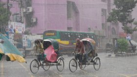 বৃষ্টি দিয়েই সকাল শুরু ঢাকাবাসীর