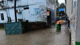 এক ঘণ্টার বৃষ্টিতে ফেনী শহরে হাঁটু থেকে কোমর সমান জলাবদ্ধতা