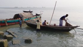 ইলিশ ধরতে নদীতে নামতে শুরু করেছেন জেলেরা