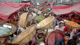‘নিজের বাজারের খবর নাই, অন্যের বাজার টানি’
