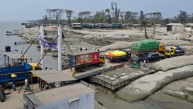দুই দিন ধরে হাতিয়ায় ফেরি চলাচল বন্ধ, মানুষের ভোগান্তি